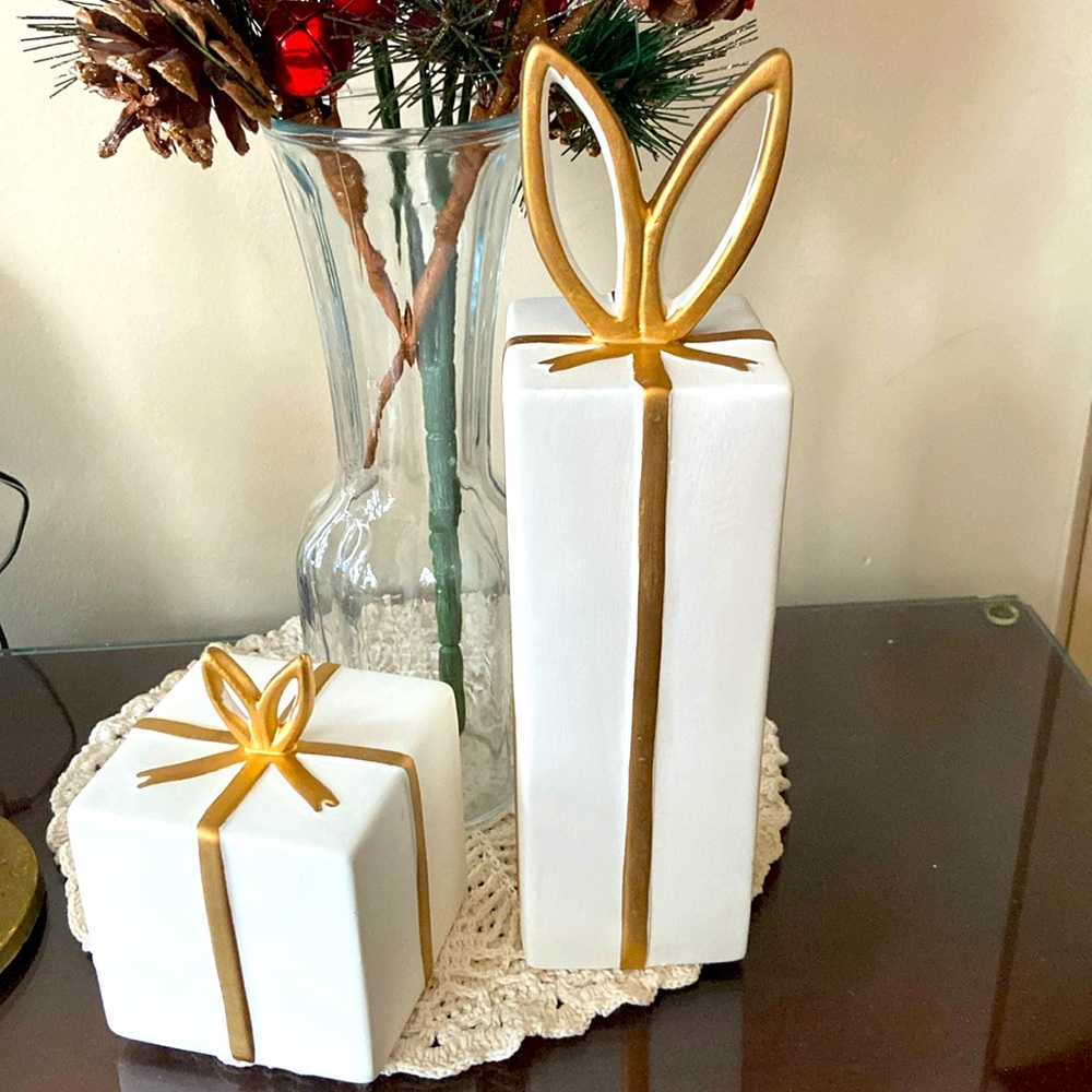 Set of two gift tabletop ornaments